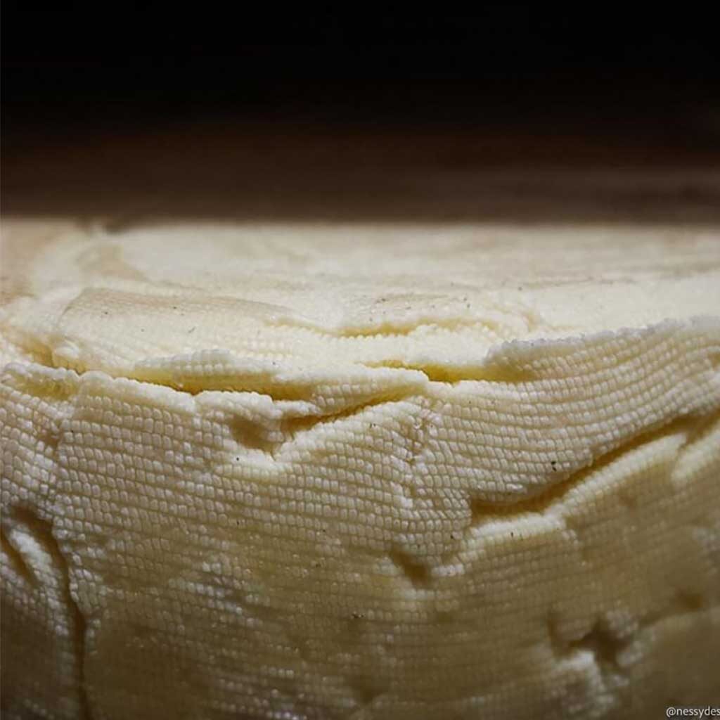 La croûte se développe pedant l'affinage dans la cave localisée sur place pour des fromages 100% fermiers