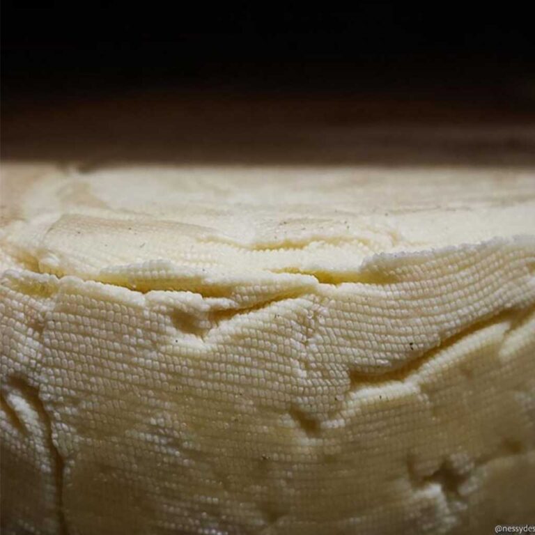 La croûte se développe pedant l'affinage dans la cave localisée sur place pour des fromages 100% fermiers