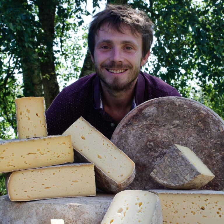 Clément Gogol est le fromager, responsable de la production et la vente de nos fromages normands certifiés bio