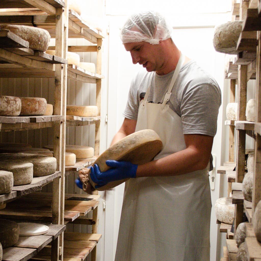 Nous soignons nos fromages à la main