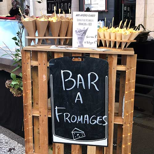Concept de bar à fromages avec les fromages entiers au lait cru de la ferme à proposer en gros aux profesionnnels.