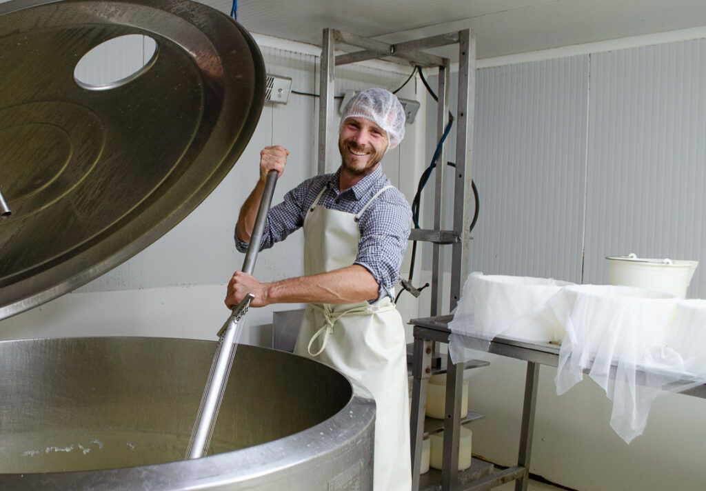 Clément Gogol, travaille dans la fromagerie dans la production de fromages de terroir et d'exception.