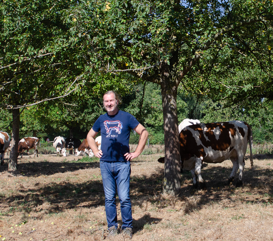Stéphane Lefébure est l'agriculteur chargé de cultures. Producteur de l'herbe, du lait et de fromages.