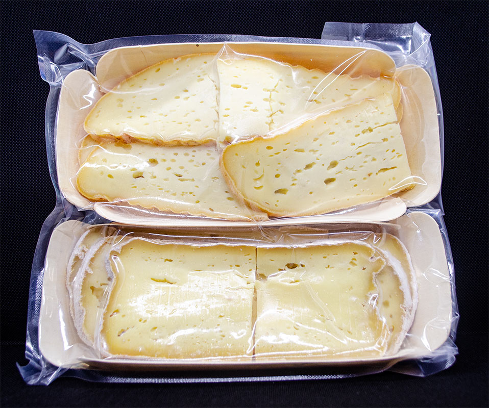 Barquette de fromage à raclette bio et fermière nature et fumé