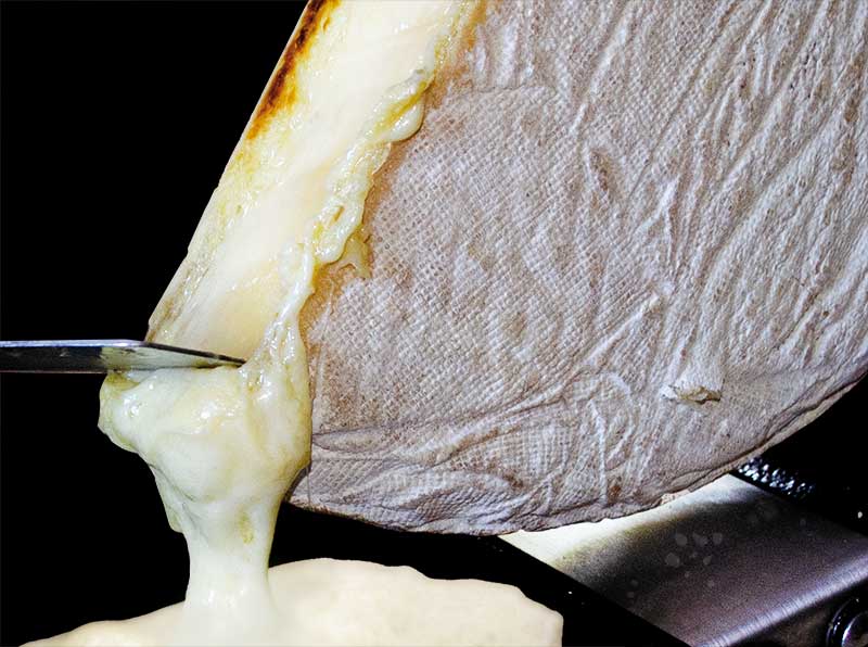 La raclette normande : un fromage très fondant au lait cru de vache