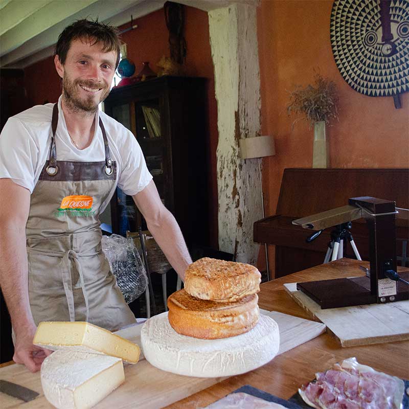 Le fromager de la ferme vous propose une raclette normande aux fromages locaux nature et fumé.