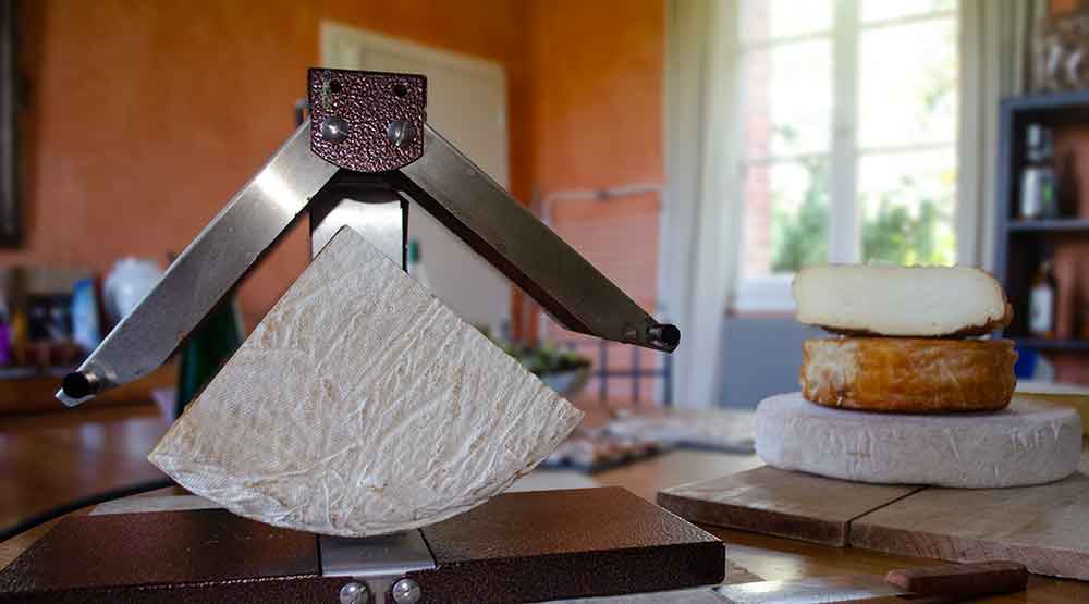 Les quarts ou demi meules de la raclette normande s'adaptent aux appareils traditionnels