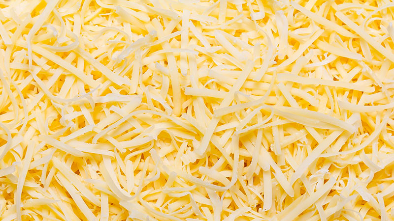 Un mélange de fromages fermiers à pâte pressée râpés