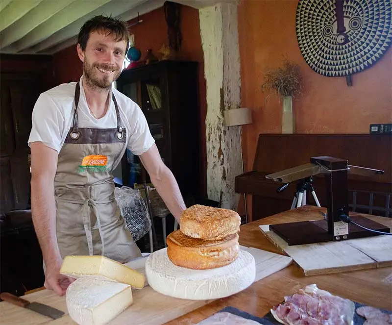 Clément, le fromager, fait une raclette avec du fromage fumé fermier BIO
