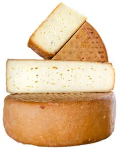 Le fromage Le Fumé de Bray, coupé en plusieurs morceaux et assemblé pour montrer sa jolie croûte orangée et sa pâte