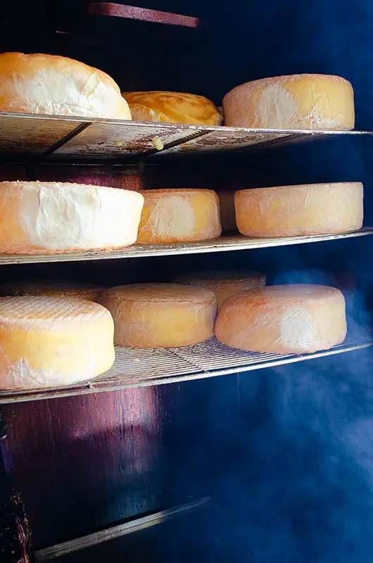 Un fromage fumé artisanalement grâce à un fumoir en inox à la ferme