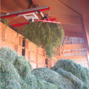 séchoir à foin qui permet aux vaches manger de l'herbe et du foin de la ferme toute l'année et d'obtenir un lait de très grande qualité
