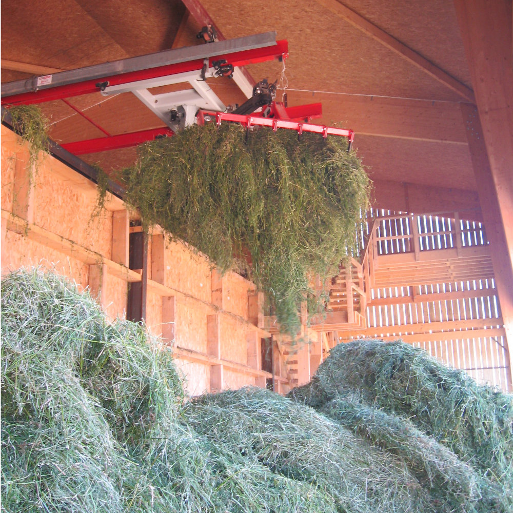 séchoir à foin qui permet aux vaches manger de l'herbe et du foin de la ferme toute l'année et d'obtenir un lait de très grande qualité