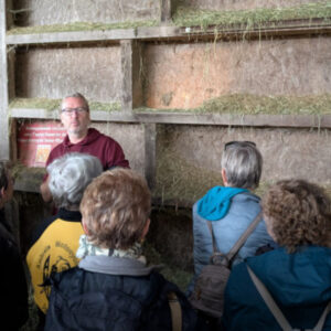 Stéphane accueil un groupe de visiteurs à la ferme pour leur expliquer notre activité agricole et la production de fromage normand bio