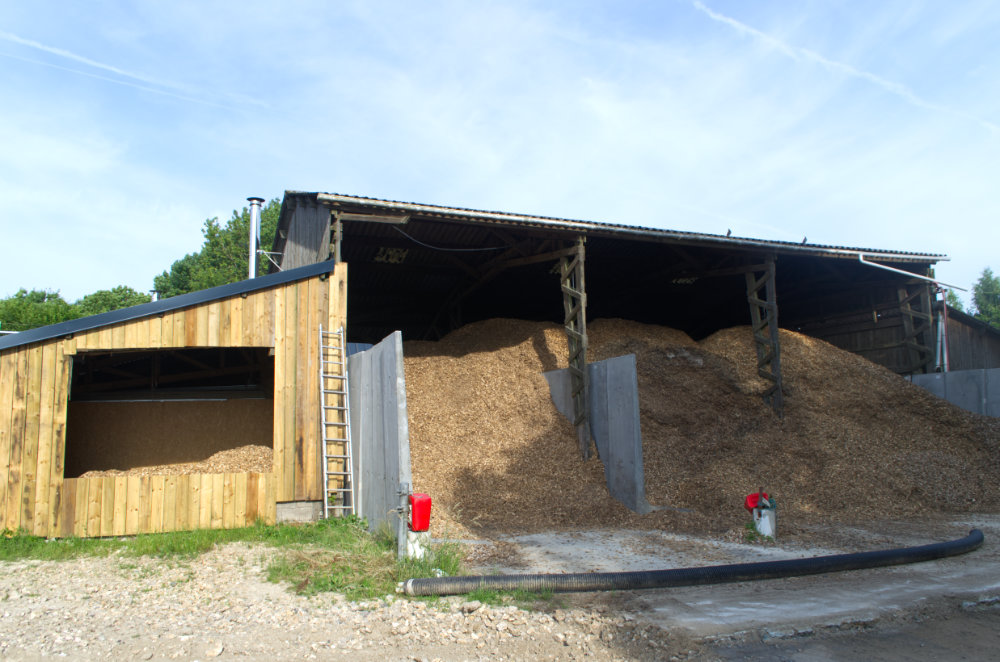 Notre stock de bois déchiqueté provenant de nos bois pour une production plus écologique et durable du fromage normand bio