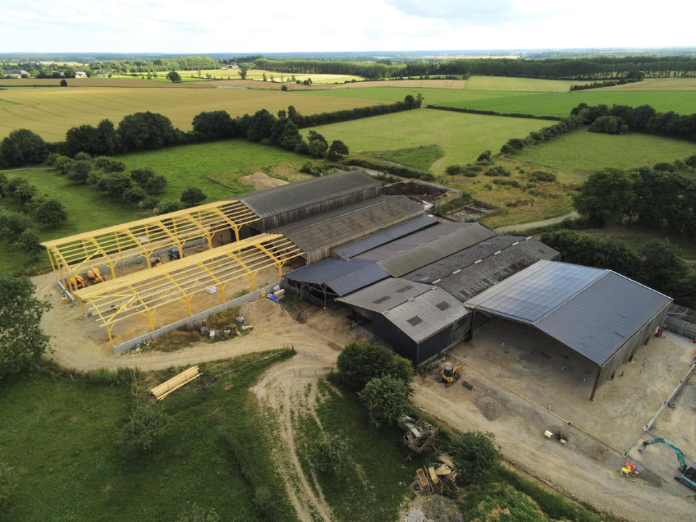 vue aérienne de la ferme pendant les travaux de modernisation de la ferme et de la fromagerie