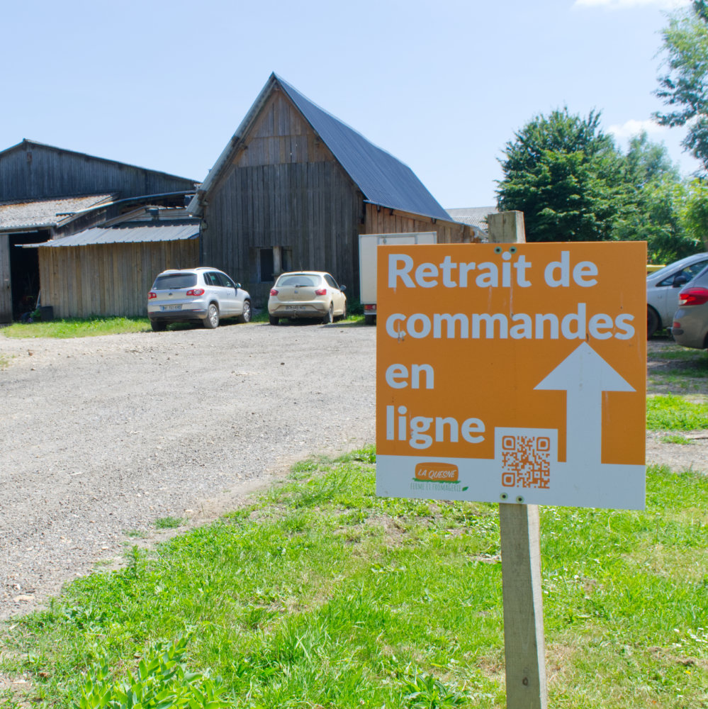Panneau "Retrait de commandes en ligne" pour la vente directe de fromage normand bio à la ferme